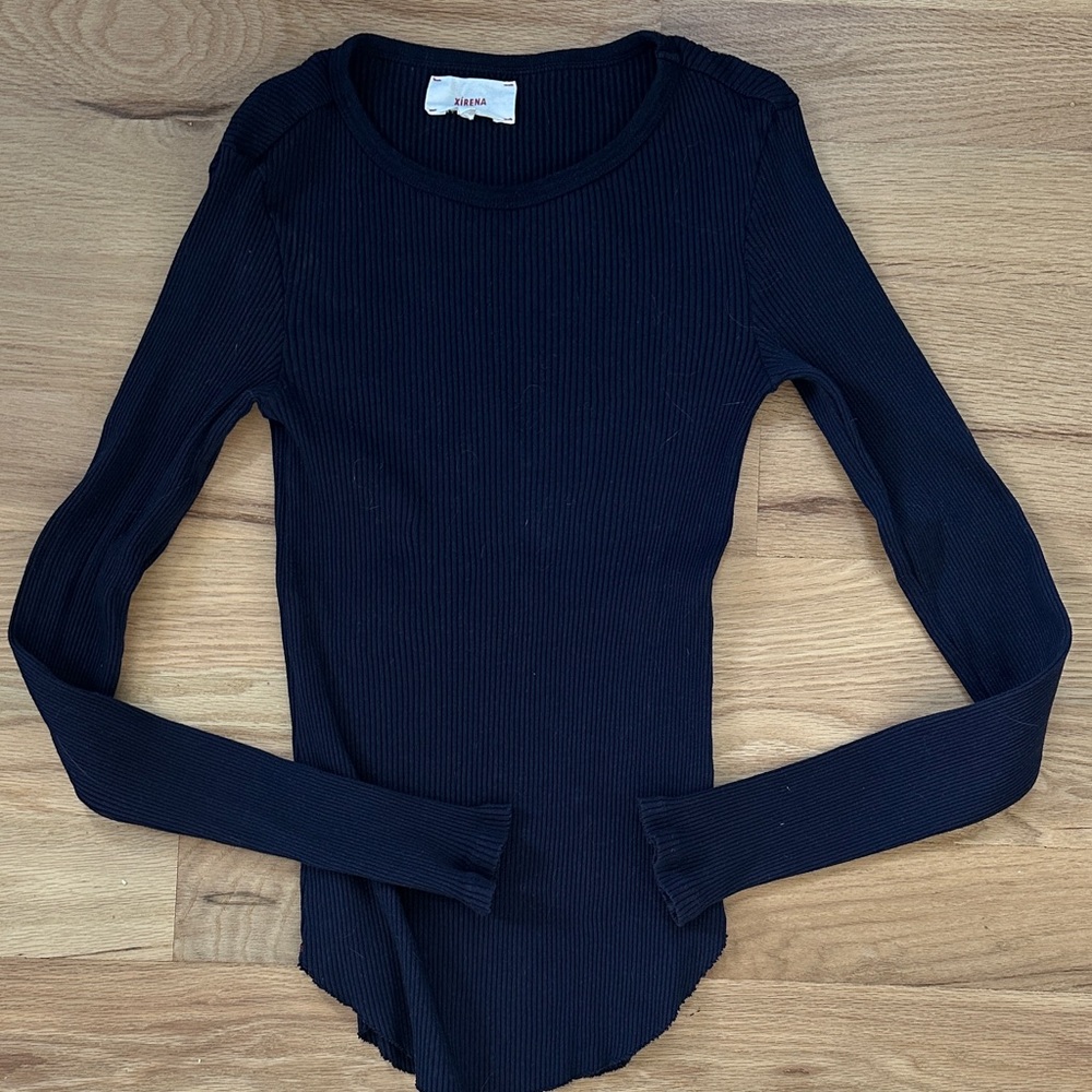 XiRENA navy ribbed long sleeve fitted stretchy shirt women's size Medium.